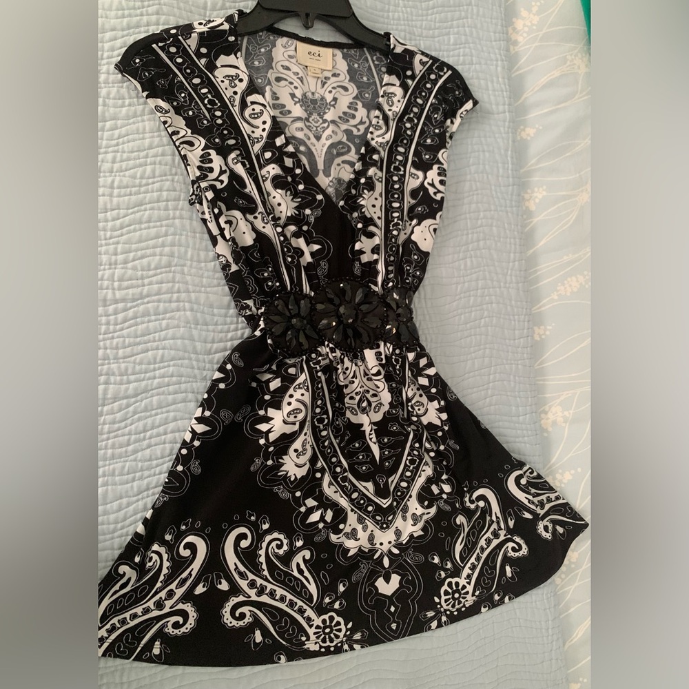 Black & white tunic style top by ECI.